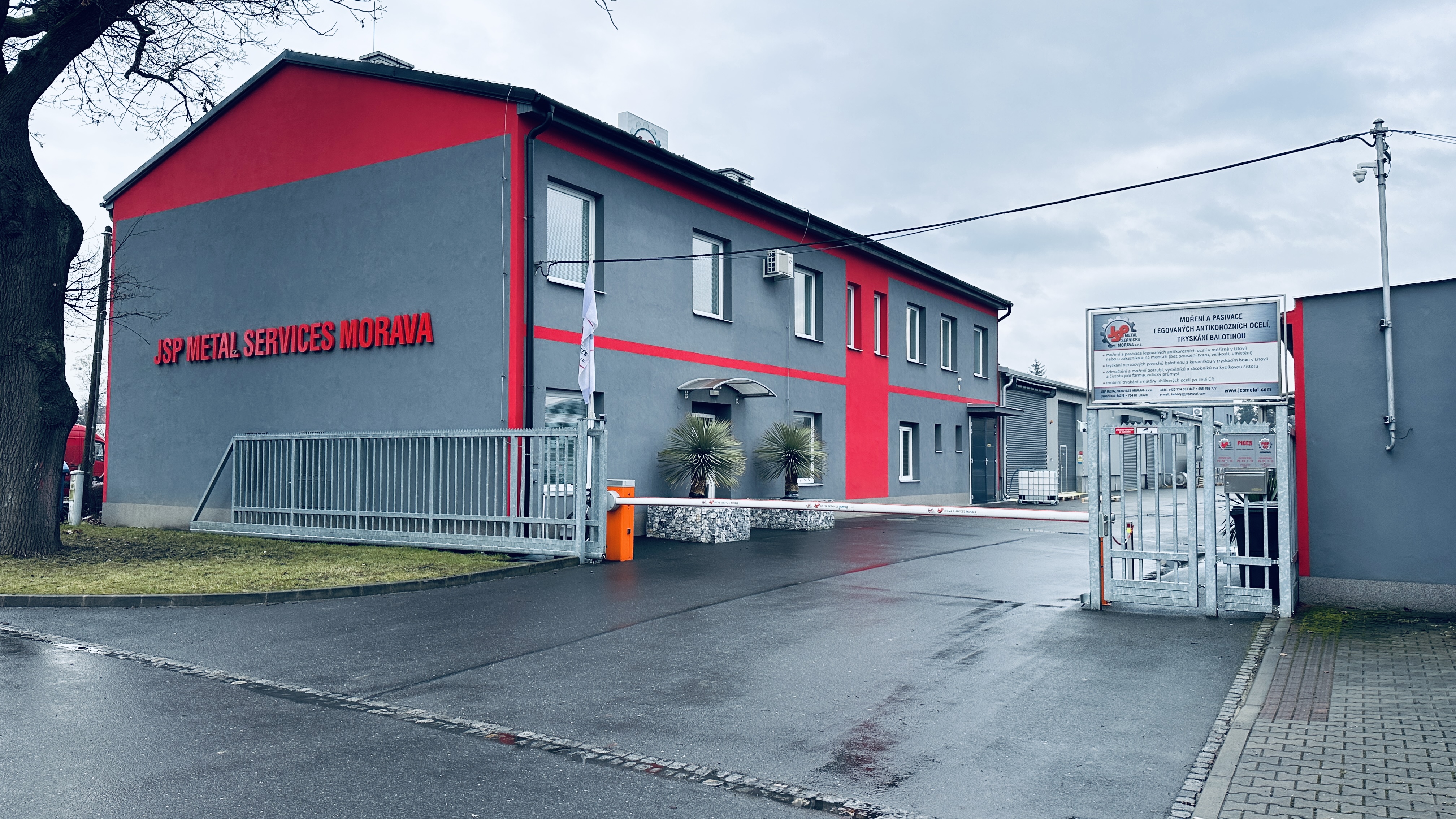 Budova a vjezd do areálu JSP METAL SERVICES MORAVA v Litovli